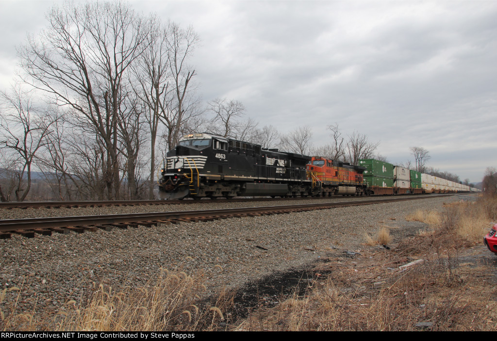 NS 4863 and BNSF 4668 lead train 29G